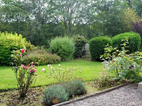 Lawned garden | Ferry Cottage, Pitlochry