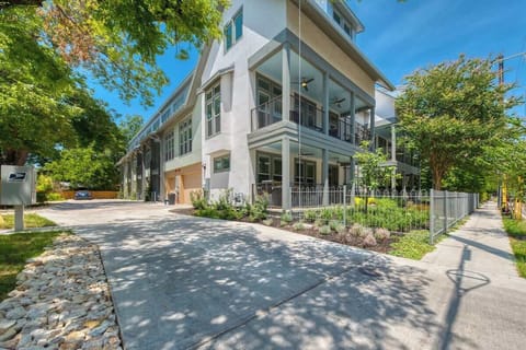 Group Rental of two identical Twonhomes in King William / SouthtownTwo side-by-side Cedar Street TownhomesGroup Rental In the Heart of King William / Southtown