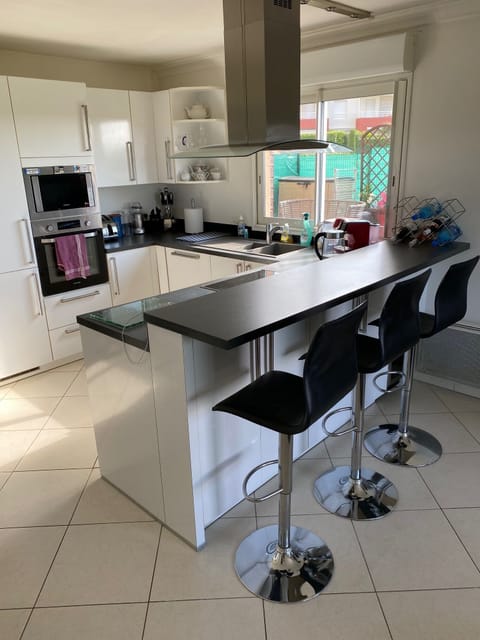 American kitchen - dining table, lounge, kitchen