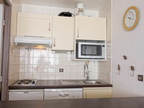 Cabinetry, Kitchen Sink, Sink, Countertop, Tap, Property, Building, Plumbing Fixture, Kitchen Appliance, Kitchen