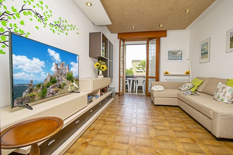 Living area | Flat-screen TV, stereo