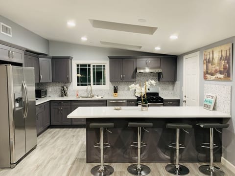 Private kitchen | Fridge, microwave, oven, stovetop