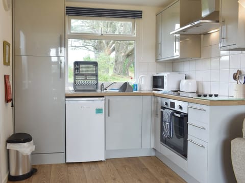 Fully appointed fitted kitchen | Chalet 8 - Mount Hawke Holiday Bungalows, Mount Hawke, near Redruth