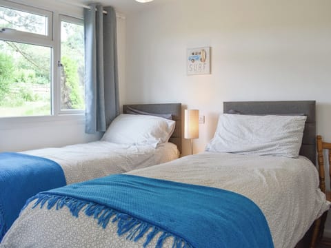 Good-sized twin bedroom | Chalet 8 - Mount Hawke Holiday Bungalows, Mount Hawke, near Redruth