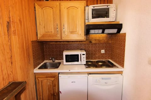 Microwave, oven, dishwasher, coffee/tea maker