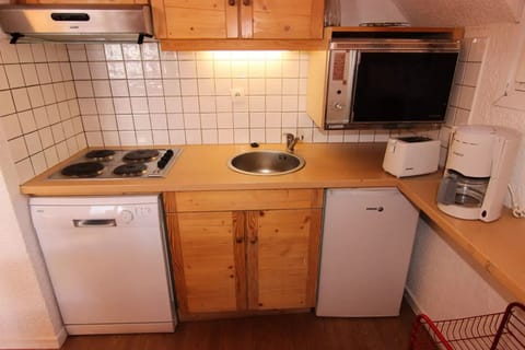 Fridge, oven, dishwasher, cookware/dishes/utensils