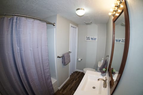 Combined shower/tub, towels