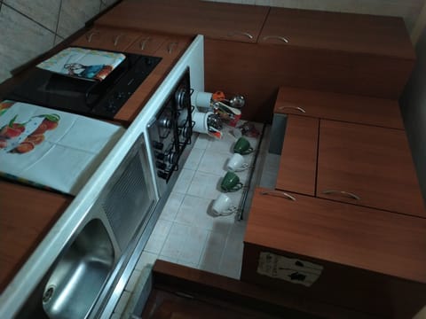 Fridge, oven, stovetop, coffee/tea maker