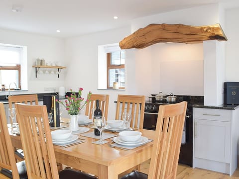 Kitchen/diner | Y Beudy Bach, Pontyberem, near Kidwelly