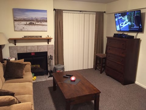 Living area | Smart TV, fireplace, DVD player