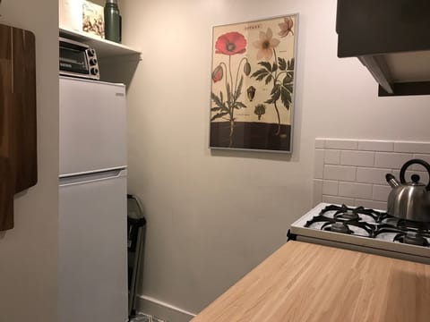 Fridge, oven, stovetop, coffee/tea maker