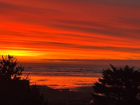 They named it Sunset Beach for a reason ❤️