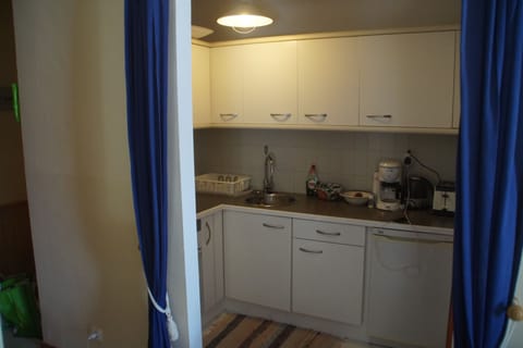 Fridge, oven, stovetop, coffee/tea maker