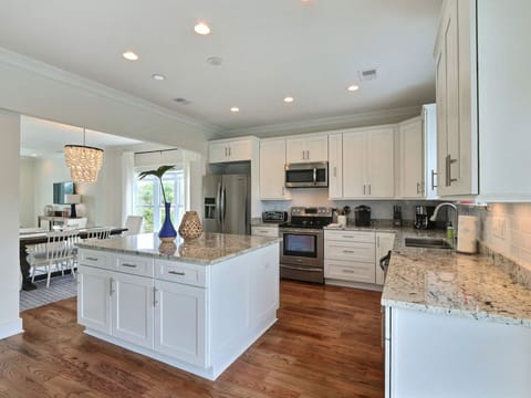 Private kitchen | Fridge, microwave, oven, stovetop