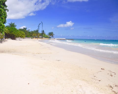 Beach nearby, sun loungers, beach towels