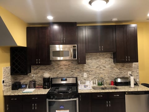 Private kitchen | Fridge, microwave, oven, stovetop