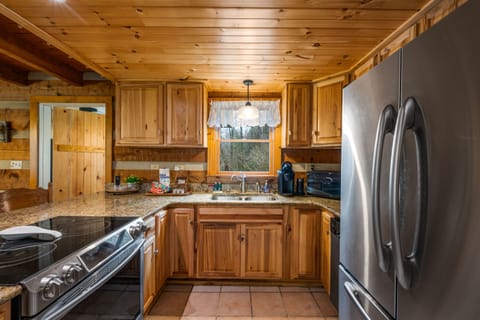 Cooks kitchen with a full size refrigerator & 5 ring stove