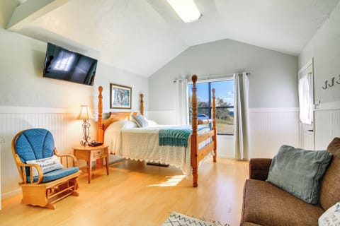 Fredericksburg Vacation Rental | Studio | 1BA | 528 Sq Ft | Stairs Required