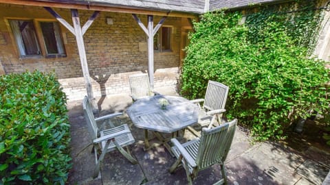 Courtyard dining, Bellhouse, Bolthole Retreats