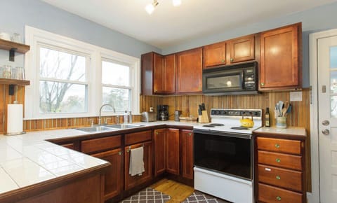 Fully equipped kitchen.