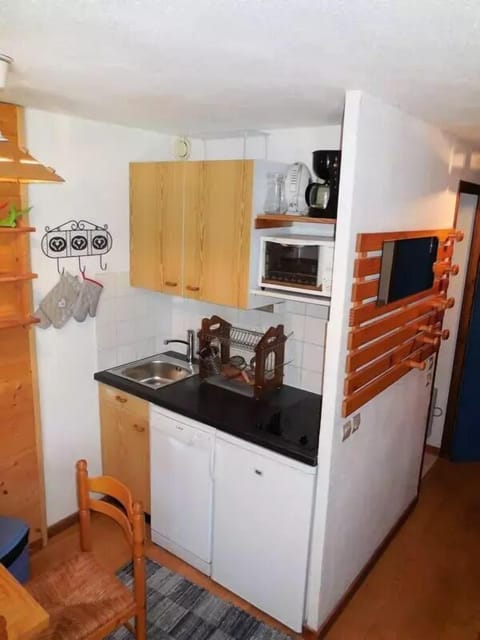 Fridge, oven, dishwasher, cookware/dishes/utensils