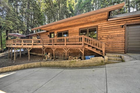 This Pollock Pines home is perfect for a group of 6.