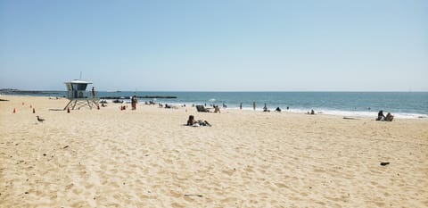 Beach nearby, sun loungers, beach towels