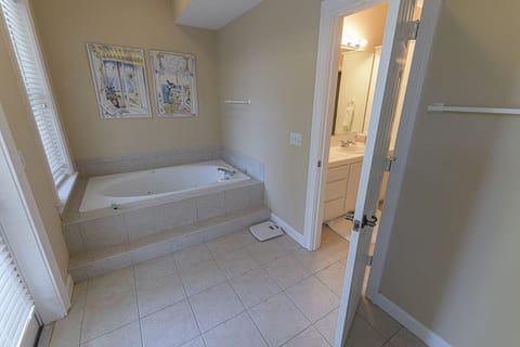 Combined shower/tub, jetted tub, hair dryer, towels