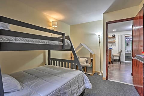 3 bedrooms, iron/ironing board, travel crib, free internet