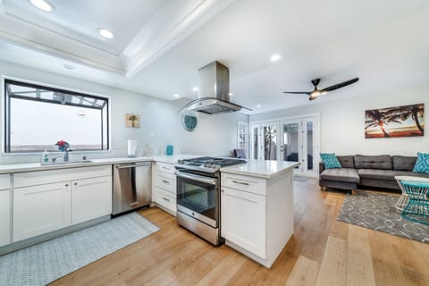 Private kitchen | Fridge, microwave, oven, stovetop