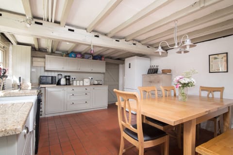 Another picture of the kitchen 