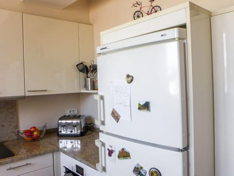 Fridge, oven, dishwasher, highchair