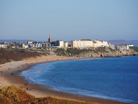 Beach nearby, sun loungers, beach towels