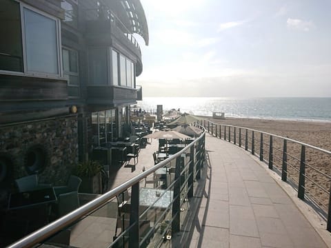 Beach nearby, sun loungers, beach towels