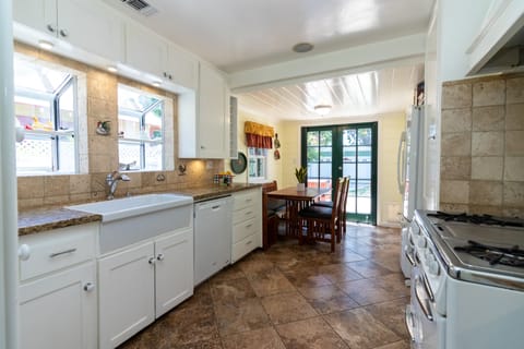 Private kitchen | Fridge, microwave, oven, stovetop