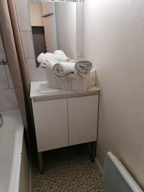 Combined shower/tub, towels, toilet paper