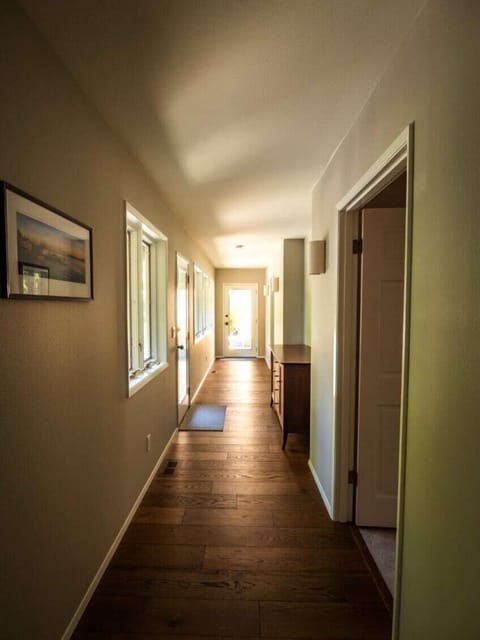 Hallway to Langley & Bayview rooms.