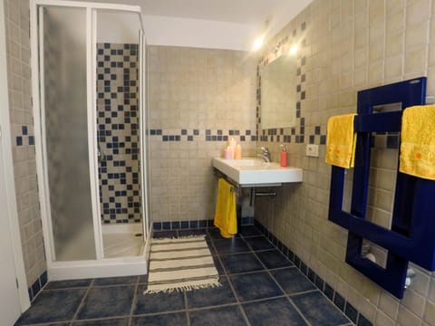 Combined shower/tub, hair dryer, bidet, towels