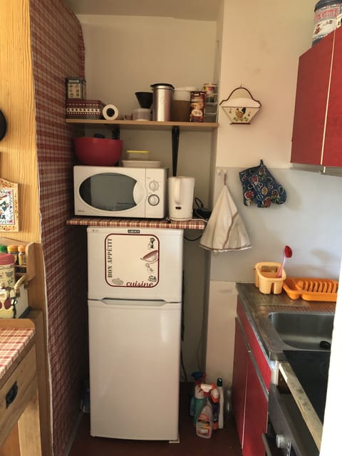 Microwave, oven, coffee/tea maker, toaster