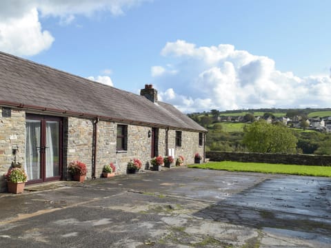 Charming, detached, single-storey cottage | Ty Hir, Pontyates, near Kidwelly