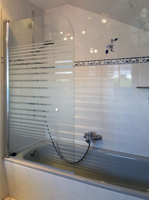 Combined shower/tub, hair dryer, towels