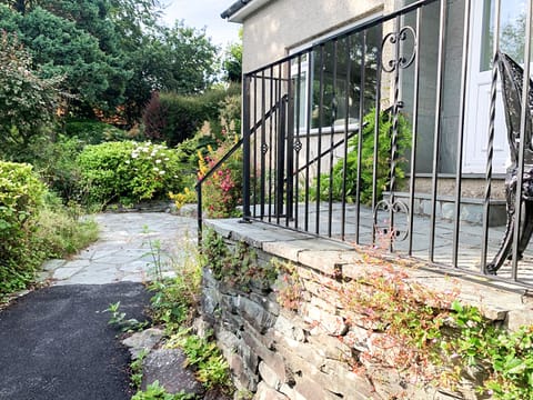 steps to the front door lovely garden | Sheilings, Loughrigg, near Ambleside