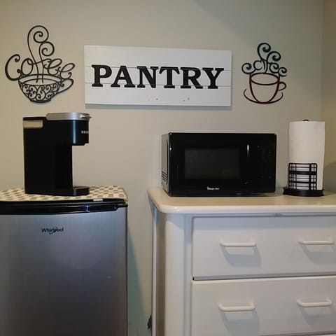 Private kitchen | Microwave, coffee/tea maker, cookware/dishes/utensils