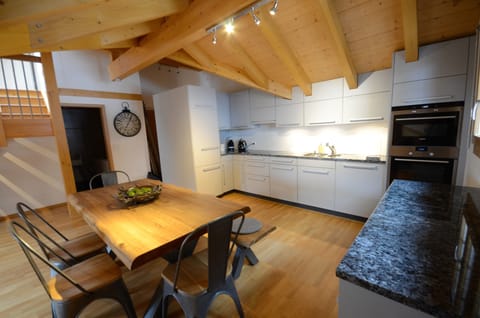 Kitchen & dining area