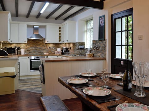 Kitchen and dining area | Llys Cyngar, Morfa Bychan, near Porthmadog