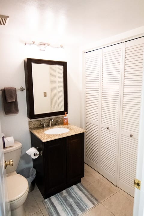 Combined shower/tub, hair dryer, towels