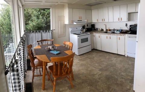 Lower kitchen, full size range/oven, dishwasher; coffee maker, Keurig