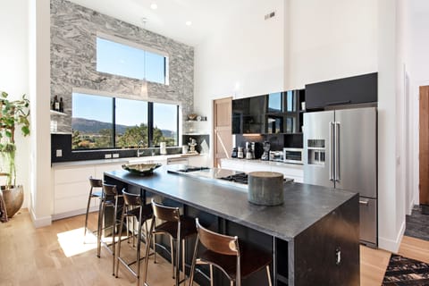 Modern kitchen with breakfast bar