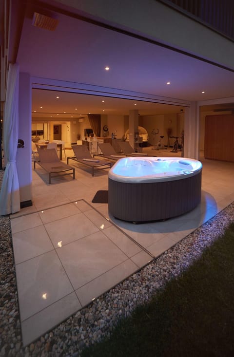 Indoor spa tub