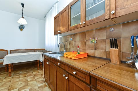 Fridge, stovetop, coffee/tea maker